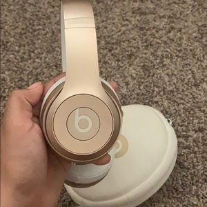 Gold wireless beats